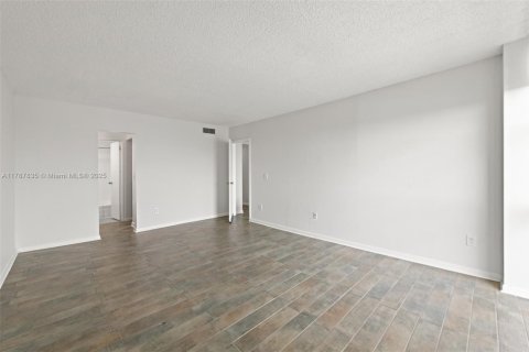 Condo in North Miami, Florida, 1 bedroom  № 1704436 - photo 11