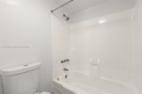 Condo in North Miami, Florida, 1 bedroom  № 1704436 - photo 13