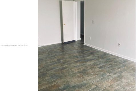 Condo in North Miami, Florida, 1 bedroom  № 1704436 - photo 4