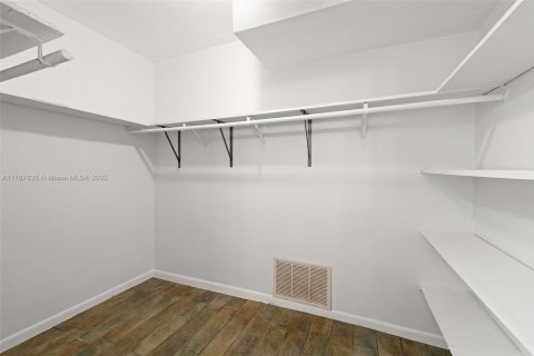 Condo in North Miami, Florida, 1 bedroom  № 1704436 - photo 14