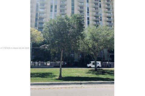 Condo in North Miami, Florida, 1 bedroom  № 1704436 - photo 10