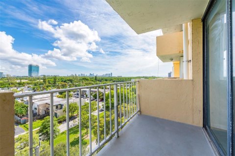 Condo in North Miami, Florida, 1 bedroom  № 1704436 - photo 17