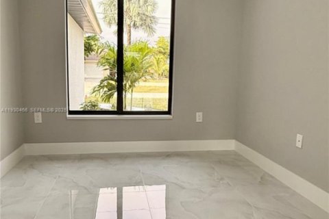 House in Lehigh Acres, Florida 3 bedrooms № 1989252 - photo 4