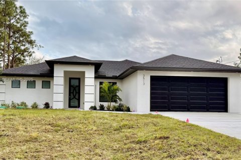 House in Lehigh Acres, Florida 3 bedrooms № 1989252 - photo 1