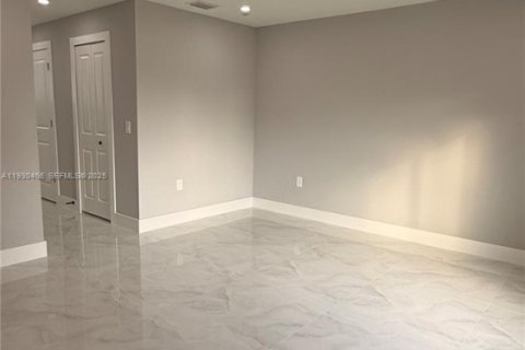 House in Lehigh Acres, Florida 3 bedrooms № 1989252 - photo 7