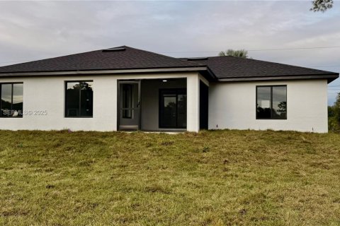 House in Lehigh Acres, Florida 3 bedrooms № 1989252 - photo 21