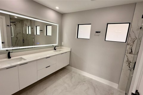 House in Lehigh Acres, Florida 3 bedrooms № 1989252 - photo 9