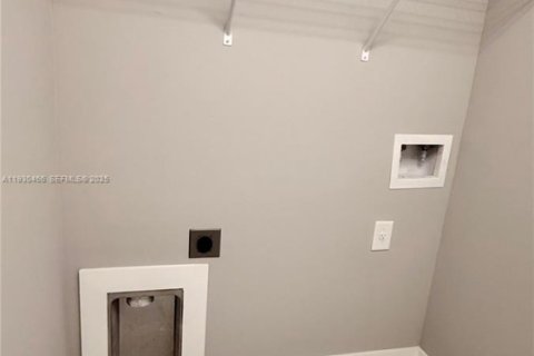 House in Lehigh Acres, Florida 3 bedrooms № 1989252 - photo 19