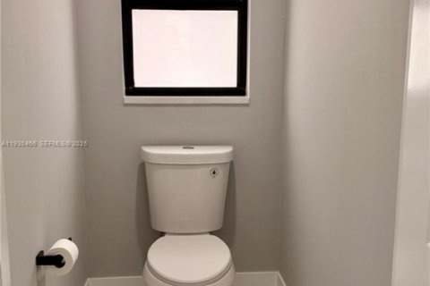 House in Lehigh Acres, Florida 3 bedrooms № 1989252 - photo 11