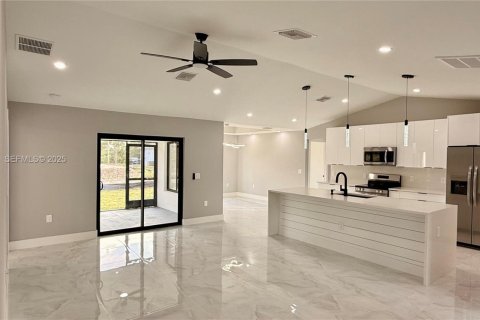 House in Lehigh Acres, Florida 3 bedrooms № 1989252 - photo 2