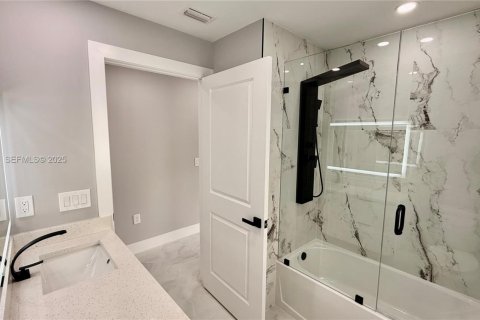 House in Lehigh Acres, Florida 3 bedrooms № 1989252 - photo 16