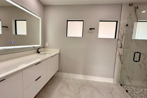 House in Lehigh Acres, Florida 3 bedrooms № 1989252 - photo 10