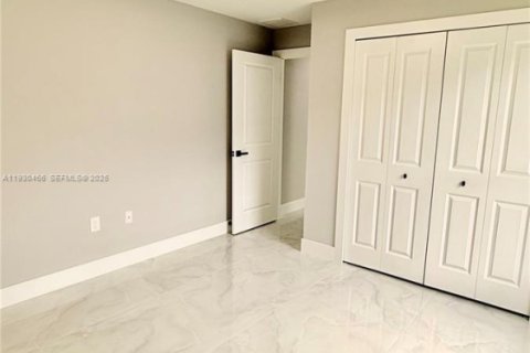 House in Lehigh Acres, Florida 3 bedrooms № 1989252 - photo 12