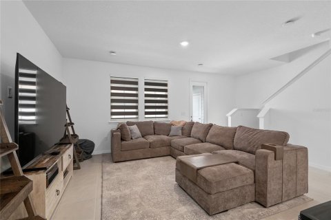 Townhouse in Oviedo, Florida 4 bedrooms, 172.52 sq.m. № 2205845 - photo 13