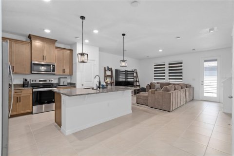 Townhouse in Oviedo, Florida 4 bedrooms, 172.52 sq.m. № 2205845 - photo 7
