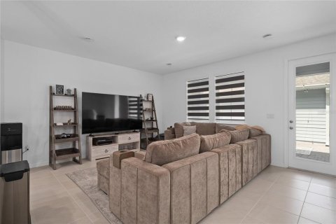 Townhouse in Oviedo, Florida 4 bedrooms, 172.52 sq.m. № 2205845 - photo 14