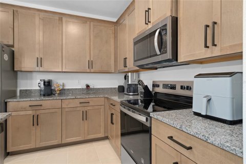 Townhouse in Oviedo, Florida 4 bedrooms, 172.52 sq.m. № 2205845 - photo 11