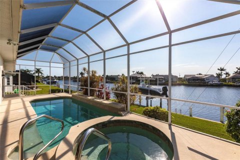 House in Punta Gorda, Florida 3 bedrooms, 188.03 sq.m. № 1680998 - photo 19
