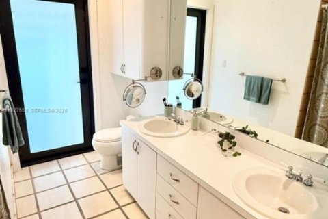 House in Palmetto Bay, Florida 3 bedrooms, 120.77 sq.m. № 1987240 - photo 13