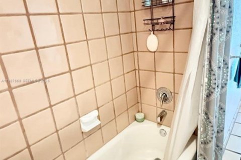 House in Palmetto Bay, Florida 3 bedrooms, 120.77 sq.m. № 1987240 - photo 9