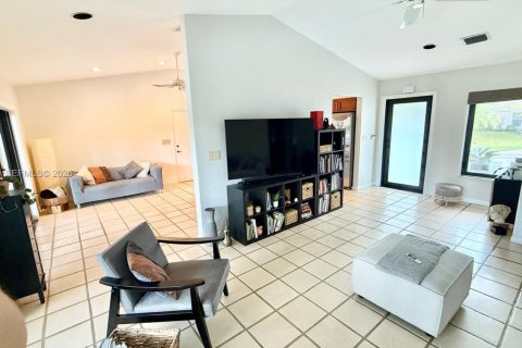 House in Palmetto Bay, Florida 3 bedrooms, 120.77 sq.m. № 1987240 - photo 18