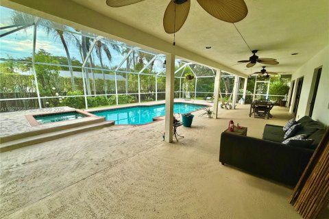 House in Palmetto Bay, Florida 3 bedrooms, 120.77 sq.m. № 1987240 - photo 6