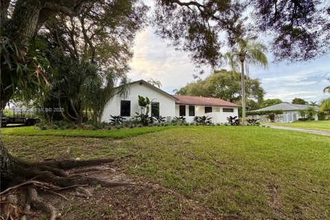 House in Palmetto Bay, Florida 3 bedrooms, 120.77 sq.m. № 1987240 - photo 1