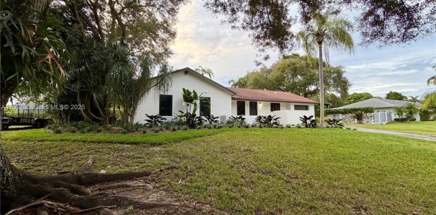 House in Palmetto Bay, Florida 3 bedrooms, 120.77 sq.m. № 1987240