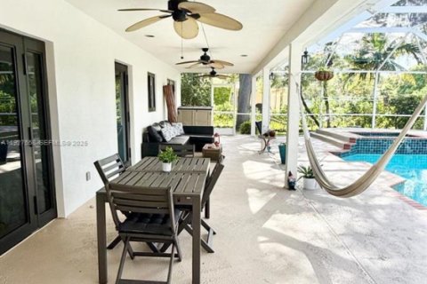 House in Palmetto Bay, Florida 3 bedrooms, 120.77 sq.m. № 1987240 - photo 14