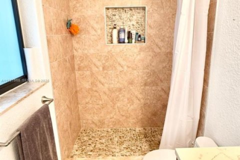 House in Palmetto Bay, Florida 3 bedrooms, 120.77 sq.m. № 1987240 - photo 7