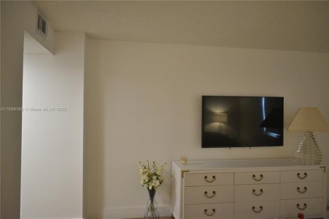 Снять в аренду кондоминиум в Халландейл-Бич, Флорида 1 спальня, 120.77м2, № 1947950 - фото 14