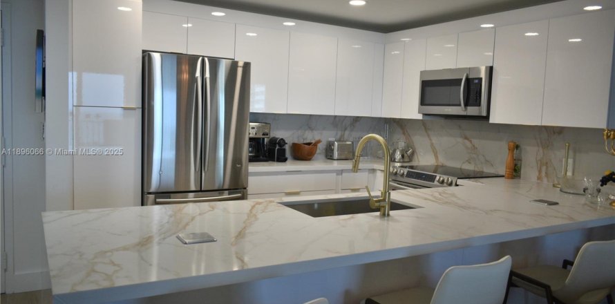 Кондоминиум с 1 спальней в Халландейл-Бич, Флорида № 1947950