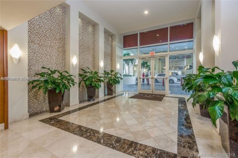 Copropriété à louer à Miami, Floride: 3 chambres, 153.94 m2 № 2044591 - photo 2