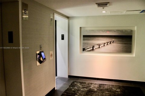 Condominio en alquiler en Miami, Florida, 2 dormitorios, 108.6 m2 № 1934564 - foto 12