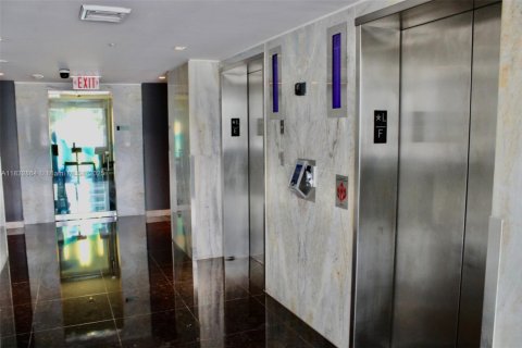 Condominio en alquiler en Miami, Florida, 2 dormitorios, 108.6 m2 № 1934564 - foto 13