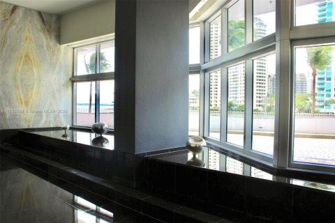 Condominio en alquiler en Miami, Florida, 2 dormitorios, 108.6 m2 № 1934564 - foto 16