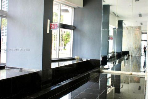 Condominio en alquiler en Miami, Florida, 2 dormitorios, 108.6 m2 № 1934564 - foto 14