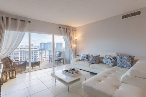 Copropriété à louer à Hallandale Beach, Floride: 2 chambres, 115.2 m2 № 2009798 - photo 5