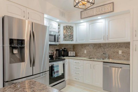 Copropriété à louer à Hallandale Beach, Floride: 2 chambres, 115.2 m2 № 2009798 - photo 12