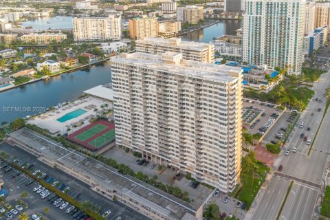 Copropriété à louer à Hallandale Beach, Floride: 2 chambres, 115.2 m2 № 2009798 - photo 24
