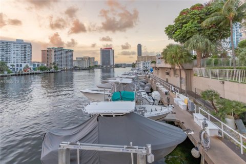 Copropriété à louer à Hallandale Beach, Floride: 2 chambres, 115.2 m2 № 2009798 - photo 23