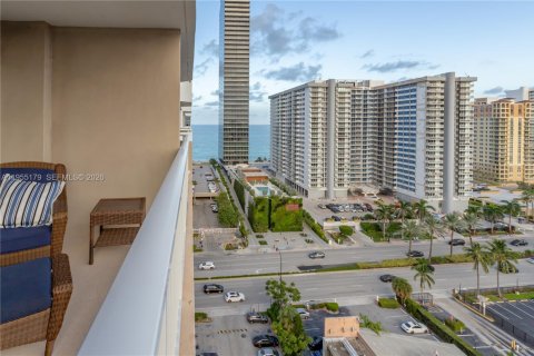 Copropriété à louer à Hallandale Beach, Floride: 2 chambres, 115.2 m2 № 2009798 - photo 3