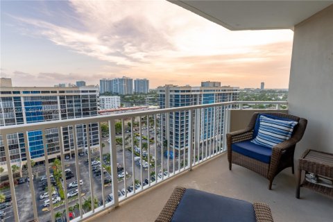 Copropriété à louer à Hallandale Beach, Floride: 2 chambres, 115.2 m2 № 2009798 - photo 2