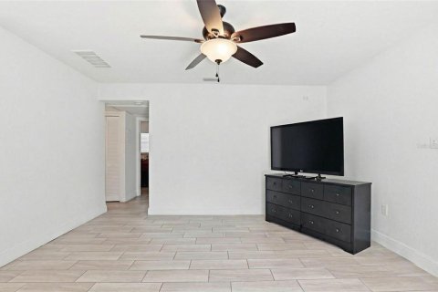 House in Tampa, Florida 6 bedrooms, 235.6 sq.m. № 2130267 - photo 3