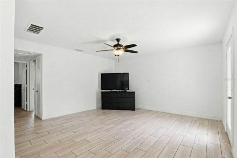 House in Tampa, Florida 6 bedrooms, 235.6 sq.m. № 2130267 - photo 5