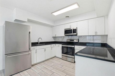 House in Tampa, Florida 6 bedrooms, 235.6 sq.m. № 2130267 - photo 10