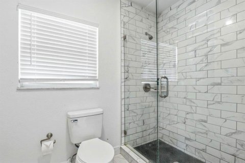 House in Tampa, Florida 6 bedrooms, 235.6 sq.m. № 2130267 - photo 16