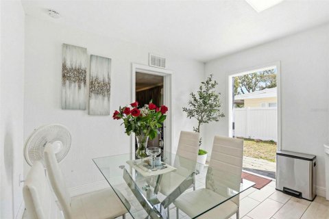 House in Tampa, Florida 6 bedrooms, 235.6 sq.m. № 2130267 - photo 29