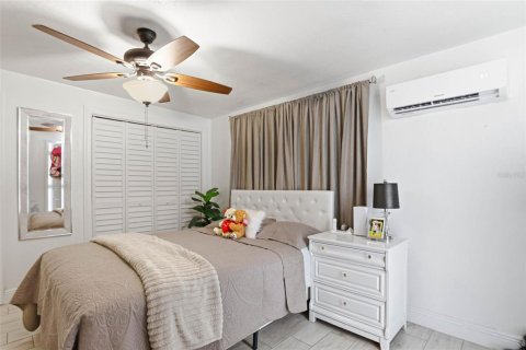 House in Tampa, Florida 6 bedrooms, 235.6 sq.m. № 2130267 - photo 24