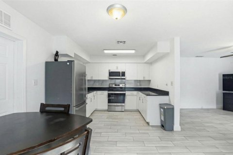 House in Tampa, Florida 6 bedrooms, 235.6 sq.m. № 2130267 - photo 8